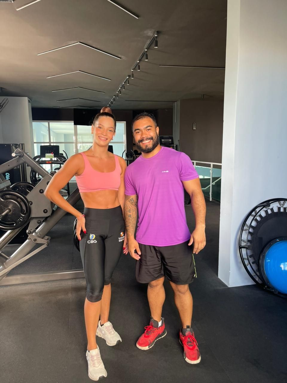 Maria Flávia ao lado do Thiago na academia